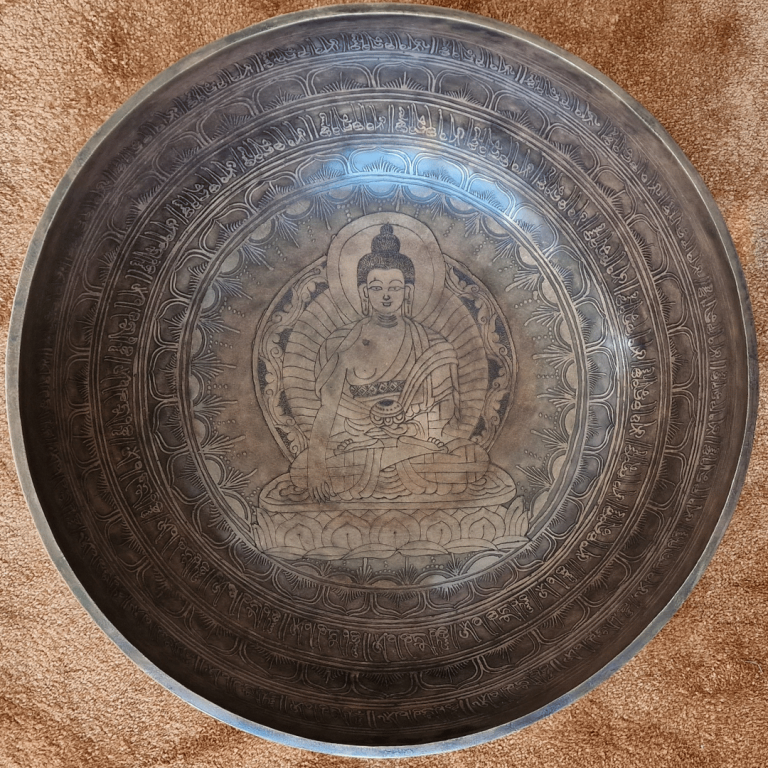 Schleiklang Klangschale Klangschale mit eingravierter Darstellung eines Buddha.