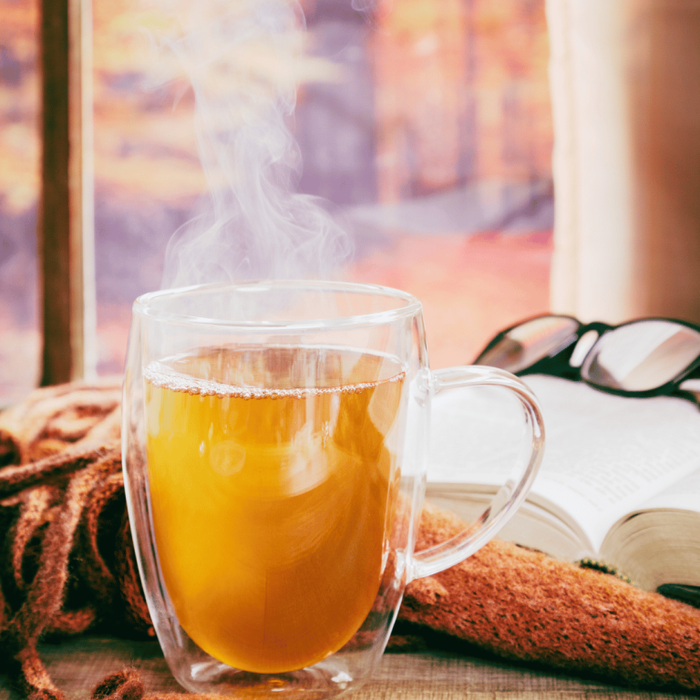 Eine Tasse warmer Tee - Selbstfürsorge im Herbst